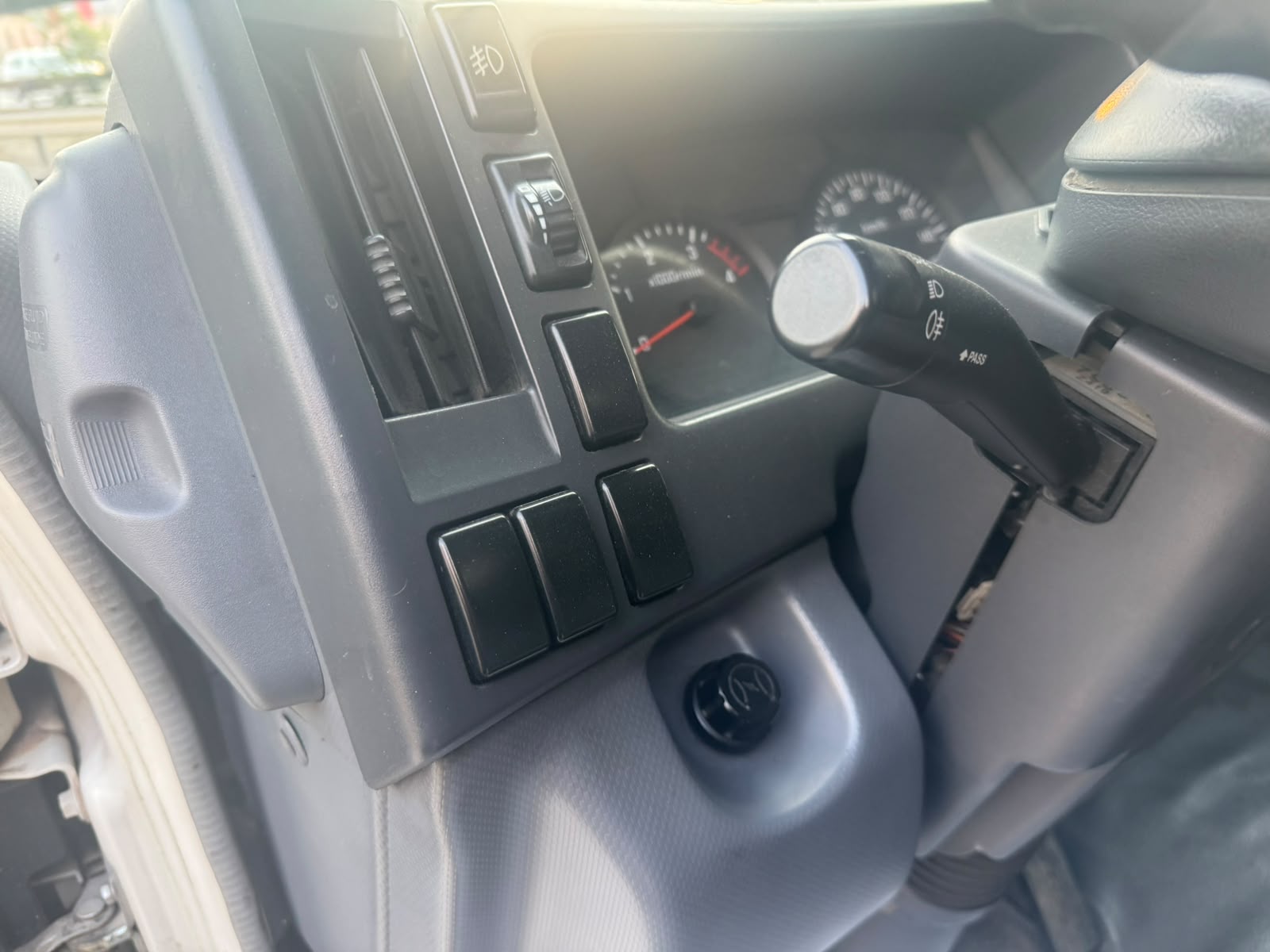 ISUZU NMR85 ’09
