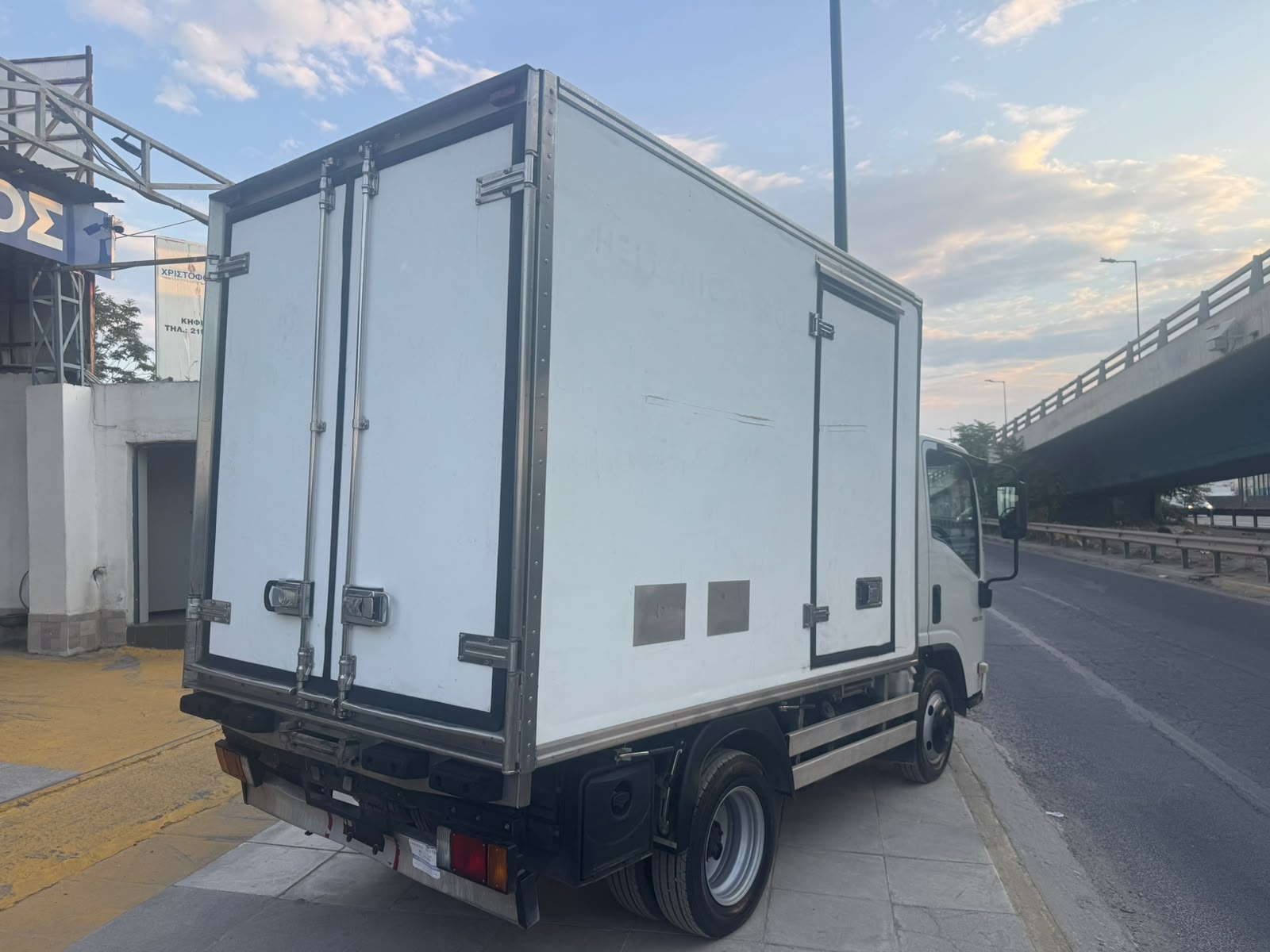 ISUZU NMR85 ’09