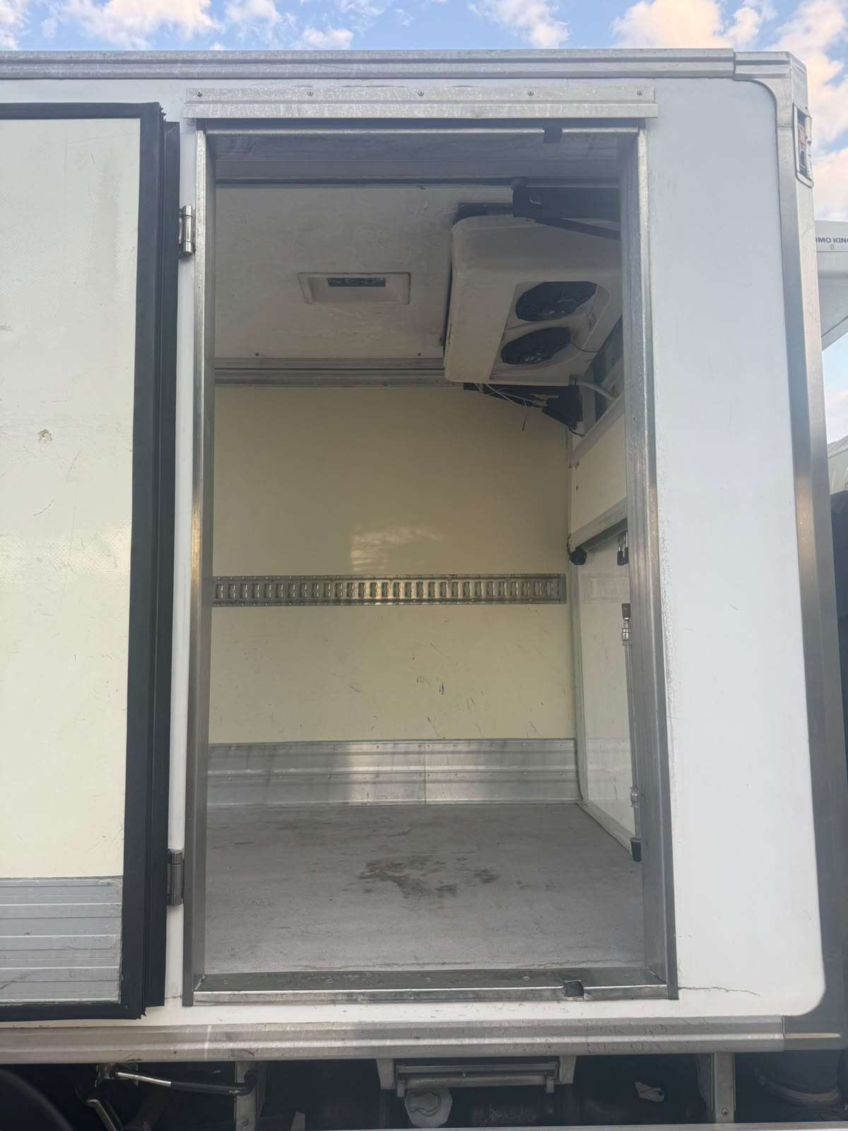ISUZU NMR85 ’09